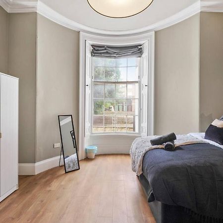 Lovely Central Wakefield Apartment - Parking Exterior photo