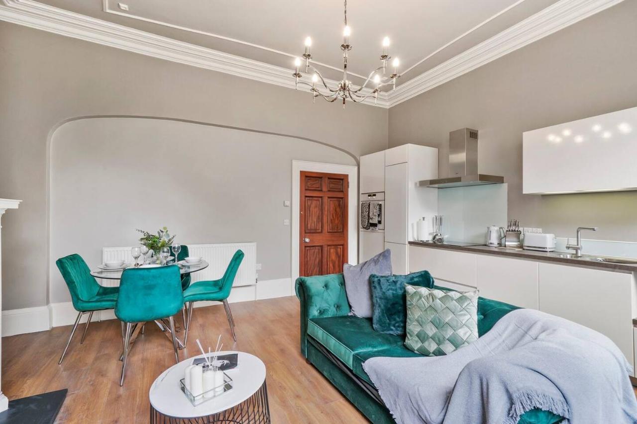 Lovely Central Wakefield Apartment - Parking Exterior photo
